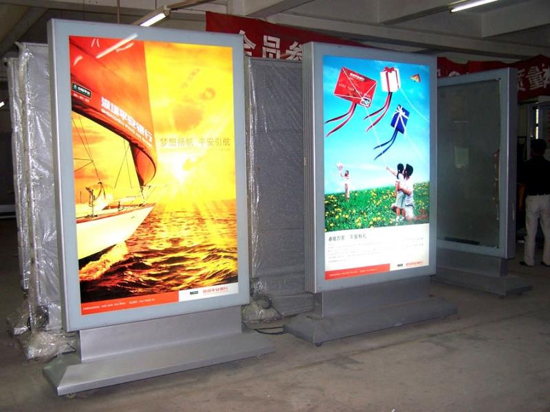 立地式廣告燈箱